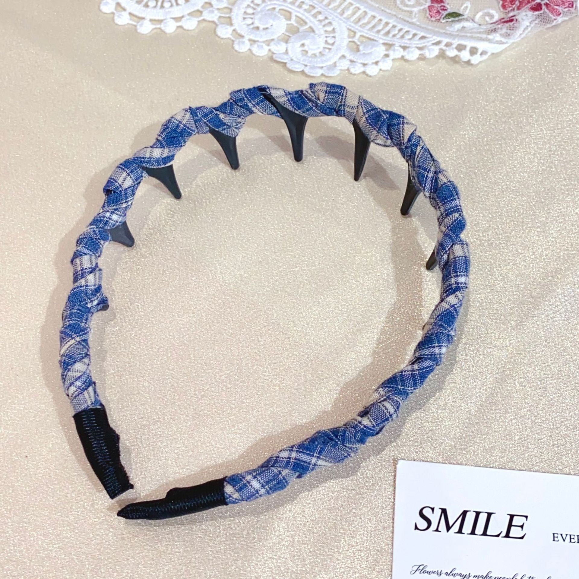 2026 Korean Plaid Fabric Headband – Anti-Slip Teeth, Versatile & Chic